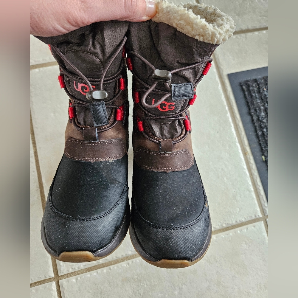 UGG kids winter boots size 1